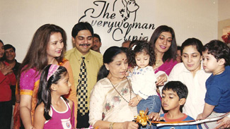 Asha Bhosale inaugurating Dr. Rishma Pai’s clinic